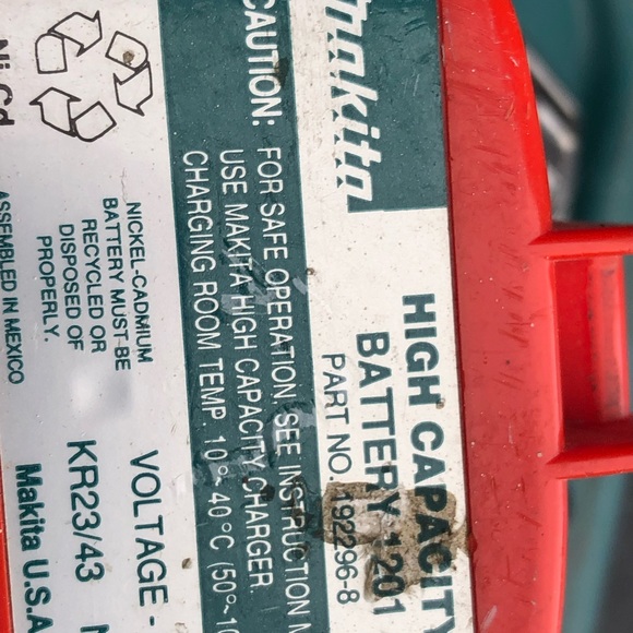 MAKITA 6311D DRILL. CHARGER AND BATTERIE USED TESTED - Picture 7 of 9